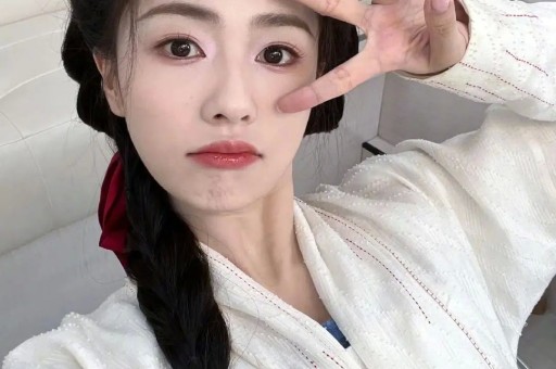IU与边佑锡在《完美王冠》片场练习华尔兹与吻戏的趣味花絮！